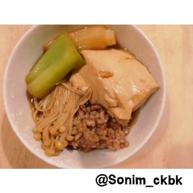 ソニン クッキングさんのインスタグラム写真 - (ソニン クッキングInstagram)「😋Vege - Sukiyaki Tofu meal💪🏻 💙Silken tofu 💛Favorite veggies or nothing. 💚Soy sauce 💜Mirin 💙Sake 💛Water 💚Dried kelp & Shiitake (for broth.) 💜Sweetener of ur choice ***Simmer all together about 10 min with low heat after boiling.*** #SonimCooking #Protein#VeganJapanese#VeganProtein#Sukiyaki#Vegan#ProteinMeal#VeganDinner#HCLF#Brownrice #とうめし風すき焼き丼#精進料理#出汁は昆布と椎茸#酵素玄米#寝かせ玄米#プロテイン飯#薄味で美味😍」1月12日 21時53分 - sonim_ckbk