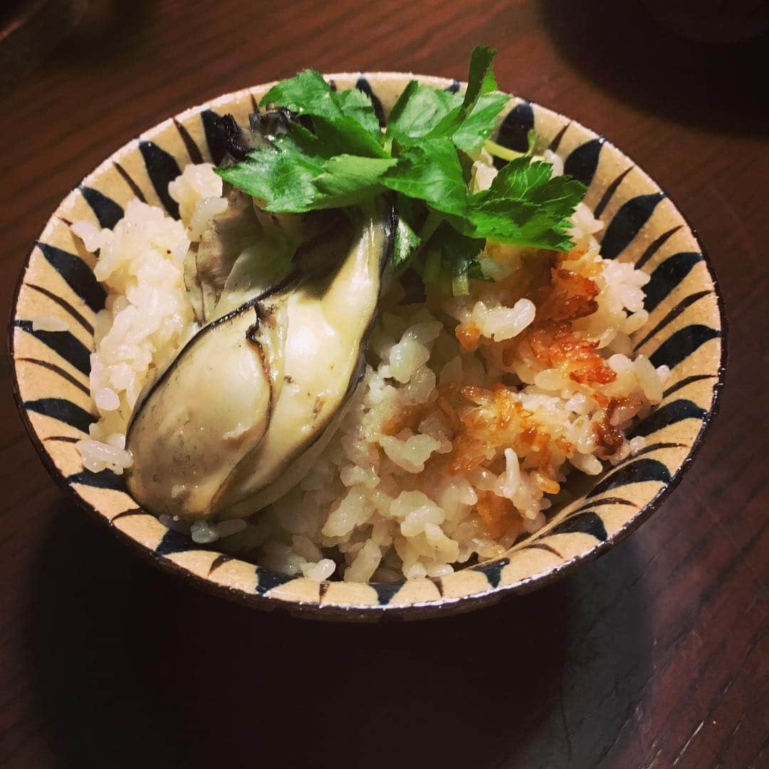 のインスタグラム：「おこげもちゃんとできていた。 すだちをきゅっと搾って食す。 #牡蠣 #牡蠣ごはん #staub #ストウブ  #おこげ  #最後はお出汁をかけてお茶漬けに」
