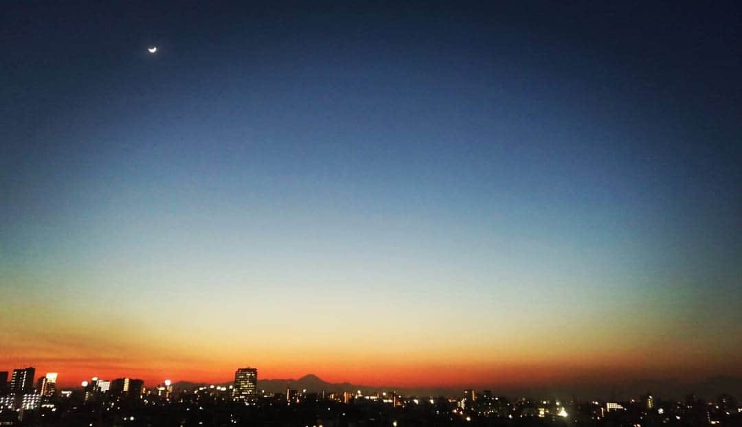 星野ナミのインスタグラム：「微かにみえる富士山と三日月のコラボレーション🗻🌙 夜景と夕日のコントラスト🌇✨ #富士山　#三日月　#夜景　夕日　#東京　#黄昏れ 」