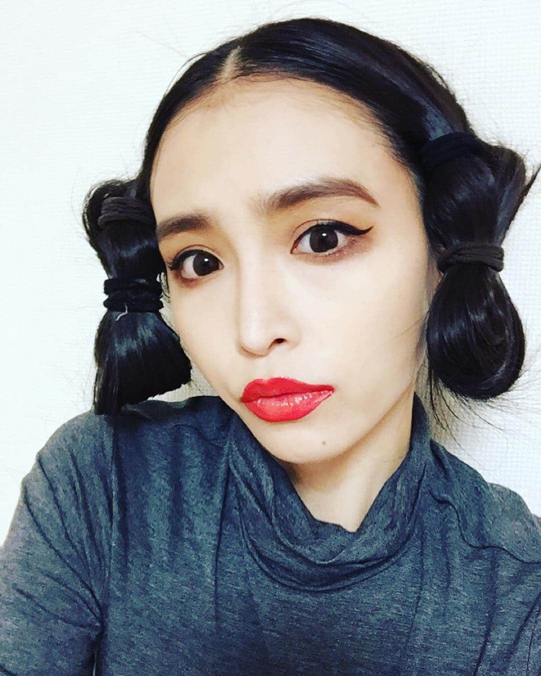 渡部いずみさんのインスタグラム写真 - (渡部いずみInstagram)「卑弥呼サマー！髪の毛が長い人は1度はやりたいはず☝️ #卑弥呼#弥生時代#ビックリマンチョコ#みずら#ヤマト#大和時代#yamato#ロングヘアー#longhair#japan#yayoi#社会科#黒髪#この髪型#やってみたかった#鬼奴さん#UNIQLO#極暖#艶髪#pincher#hairoil#最高級#シリコン#凄いんだ#サーマクール#かなり良い」1月14日 23時26分 - pincher__izumi