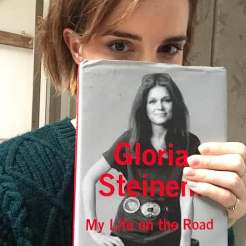 エマ・ワトソンさんのインスタグラム写真 - (エマ・ワトソンInstagram)「Who has their book? #OurSharedShelf #BookClub #MyLifeOnTheRoad 」1月14日 23時56分 - emmawatson