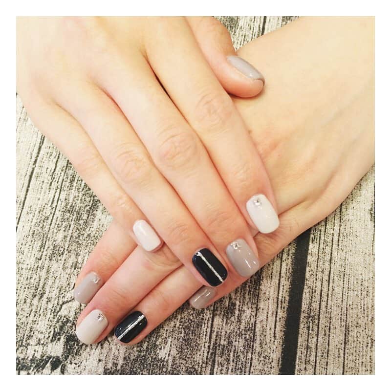 サマンサ麻里子さんのインスタグラム写真 - (サマンサ麻里子Instagram)「Been a while since I've done gel nails✨   #nails #gelnails #nailart #simple #chic #navy #gray #silver #monotone 」1月15日 21時38分 - samanthamariko
