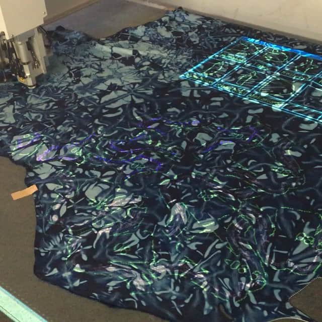 ユニオンインペリアルのインスタグラム：「裁断始まりました！  #sukumoleather #sukumo#unionimperial #madeinjapan #藍染メ #japanblue #indigo 」