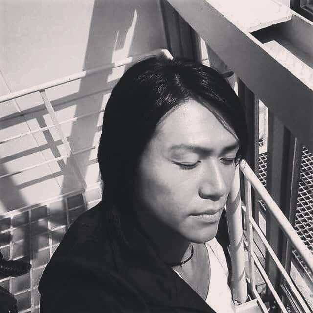 城咲仁さんのインスタグラム写真 - (城咲仁Instagram)「  今年は、やりたい事 やるべき事が、盛りだくさん  バイタリティーアゲアゲで、参りましょう 生きているって感じ 最高に楽しいよね  そんな1年にしましょう   さて、チョット やな話になってしまうのですが、 昨日の朝、大切な友人が、電車で痴漢にあい  震えた声で、泣きながら電話がきました  仁くんなら、色々的確な対処を知っているとおもってと  まず、男として以前に人として 絶対に許せません  その被害にあった事で、人混みが、怖くなったり 電車に乗れなくなったり、心に消す事の出来ない傷を負います その人の人生に対して一生かけても 償う事は、できません  最低、最悪人間です  女性が、見知らぬ男に身体を触られる 恐怖は、はかりしれないものでしょう それにつけこんだ 卑劣きわまりない行為    そういった行為をしているヤツは、必ず社会的制裁を受けるでしょう すべてを失ってください  電車に女性専用車を作らなければならない現状にも情けなく憤りを感じます  被害にあった友人は、勇気を振り絞り声をあげました もし、そんな場面に出くわしたなら、皆さんも助けてあげてください  自分たちの生きているこの時代をみんなで より良い世界にしましょう 守りましょう   毎日を真剣に生きている人々に幸あれ！  卑怯な犯罪者に社会的制裁を！  #卑怯行為 #犯罪者 #痴漢 #社会的制裁 #女性専用車両 #助け合い #心の傷 #償う事の出来ない行為 #痴漢のなくなる世の中に #城咲仁      」1月15日 17時00分 - shirosaki_jin_official