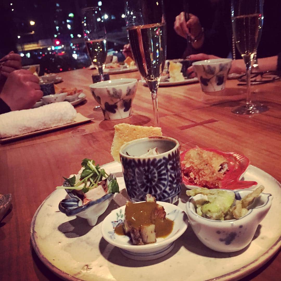 志摩有子さんのインスタグラム写真 - (志摩有子Instagram)「今夜は15年来のおつきあいのママ友9人で新年会（ひとり病欠）。   #ママ友 #新年会 #食べるわしゃべるわ」1月15日 20時54分 - ariko418