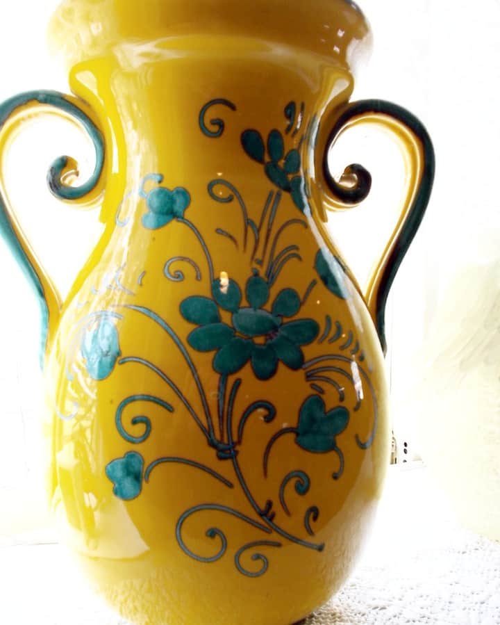 カフェレストランボナンザのインスタグラム：「#イタリア陶芸 #Italy Ceramics #花瓶 #vase #店内装飾品 #Store decorations」
