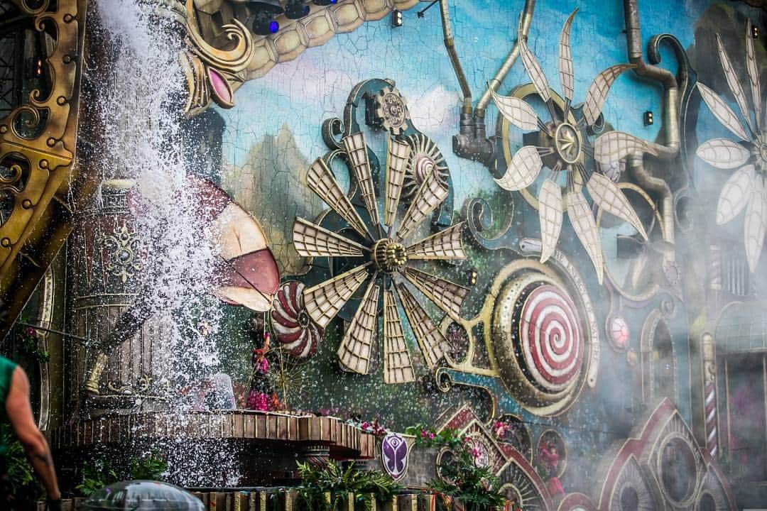 TomorrowWorldのインスタグラム：「The energy of the Key To Happiness... 」