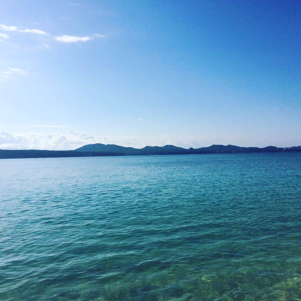 藤澤亨明のインスタグラム：「今日は沖縄での自主トレ最終日。 朝、早めに始めて終わり✌️ 約一週間、とても充実😄 写真は球場の隣にある海。 沖縄の海はほんとに綺麗！！ 青くて透き通ってます！ 帰ってまた頑張ろ💪  #沖縄 #自主トレ #青い海」