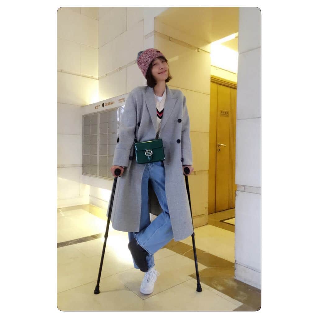 バイ・バイホーのインスタグラム：「身残志坚……每天出门前折腾着换衣服一小时😂😂😂」