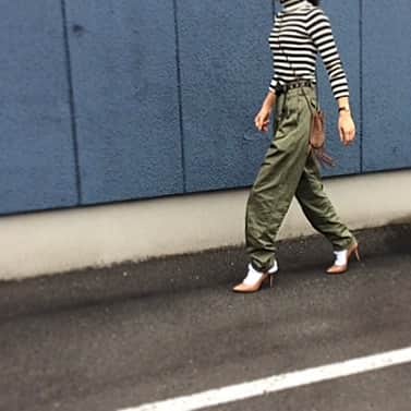 teeemu017のインスタグラム：「#today's#coordinate  暖かいですね🌞 kahki×brown×border  #お父さん世代のスリータックパンツ#いい感じででハイウエスト#ベルト必須だけど  #ootd#outfit#fashion#code#ファッション#コーデ#コーディネート#シンプル#ママコーデ#ママファッション#プチプラ#着回し#着回しコーデ#ヘビロテ#vintage#ボーダー#カーキ#無印#フリンジポシェット  週末恒例買い出しに行ってきます🚙」