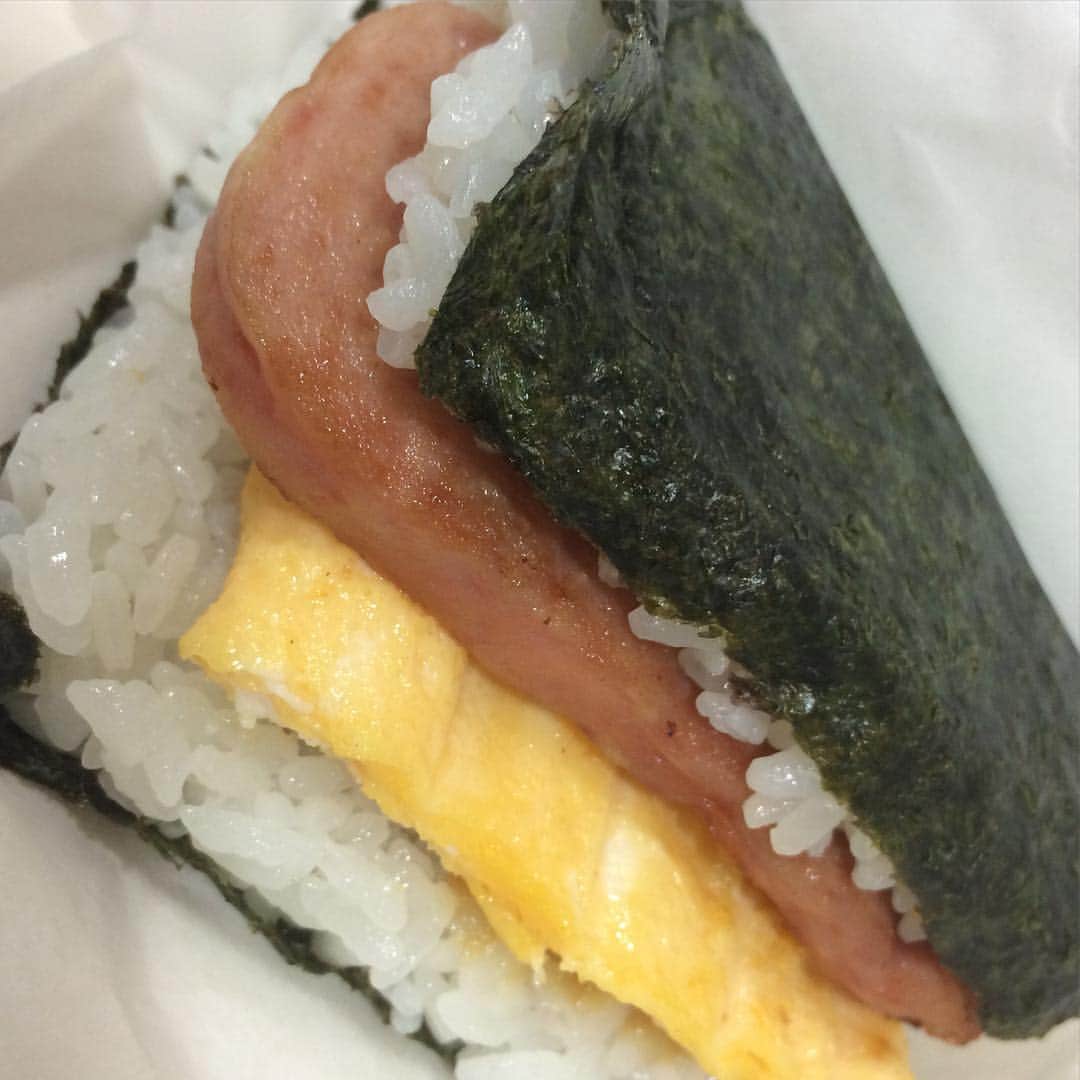 田崎佑一さんのインスタグラム写真 - (田崎佑一Instagram)「着いてすぐ食べた！藤田すまんな！ #沖縄 #ポークたまごおにぎり」1月17日 12時20分 - tasakipan