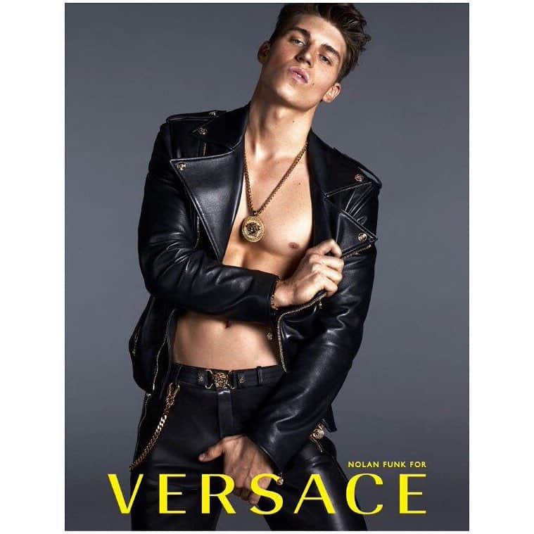 ノーラン・ジェラード・ファンクのインスタグラム：「Donatella, brilliant show! 🌹Love you @donatella_versace @mertalas @macpiggott @garrennewyork @lucia_pieroni @luciodirosa @carlotta_carobbi @clarajjane @gb65 #NolanFunkforVersace #VersaceVersaceVersace」