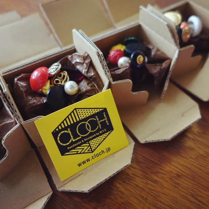 Myeのインスタグラム：「Vintage button made into hair elastic. ヘアゴムにアレンジ  #button #HairElastic #DIY #CLOCH #maketheholidaysfun 」