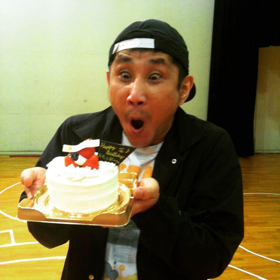 のインスタグラム：「今日はマイバースデー。 芝居のスタッフさんに誕生ケーキ頂いたばーい！ありがとうございます。 うまかったぁ(^^) 」