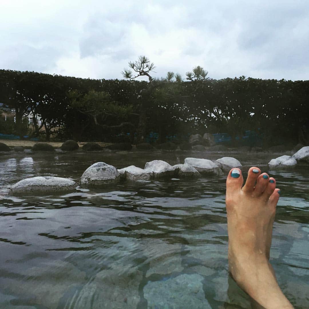 小谷あゆみのインスタグラム：「伊豆大島の楽しみ方は海に面した温泉〜 はい*\(^o^)/* 自撮り棒忘れましたが水着忘れなかった〜〜 #混浴 #露天風呂サイコー  #元町浜の湯  #水着着用 #おじさんの憩いの場 #tokyo島旅山旅  #伊豆大島  #大島町」