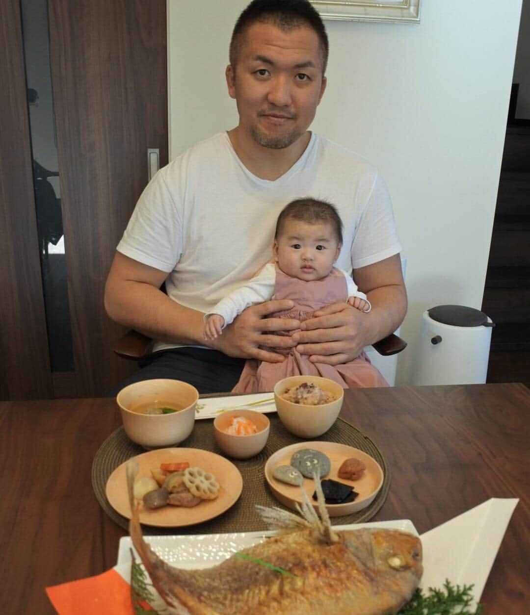 鈴木桂治さんのインスタグラム写真 - (鈴木桂治Instagram)「お食い初め #産まれて100日経ちました #俺に似てるとの噂 #鯛は明石産 #嫁地元 #オキャワタン  #100days#cute #judo #daughter #suzukifamily #firsteat#sameface 😁」1月18日 8時47分 - gk.kizuna