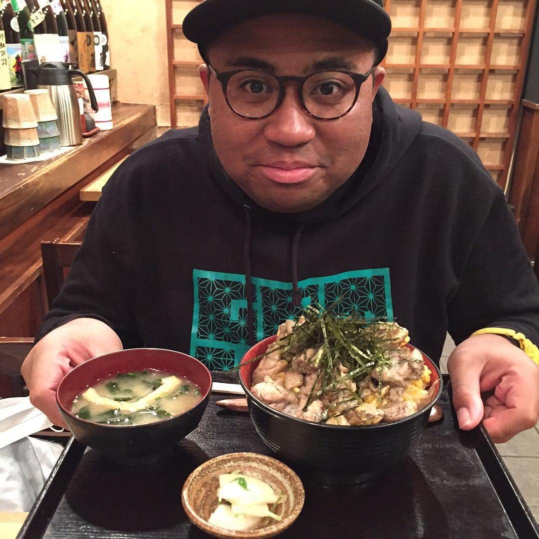 アントニーのインスタグラム：「おはようございます！ 今日は早起きして親子丼食べました！   #アントニー #親子丼 #最近趣味の食べ歩きが度を増してきた #爆食い外国人 #あ〜お腹すいた #デブデブデブデブ 」