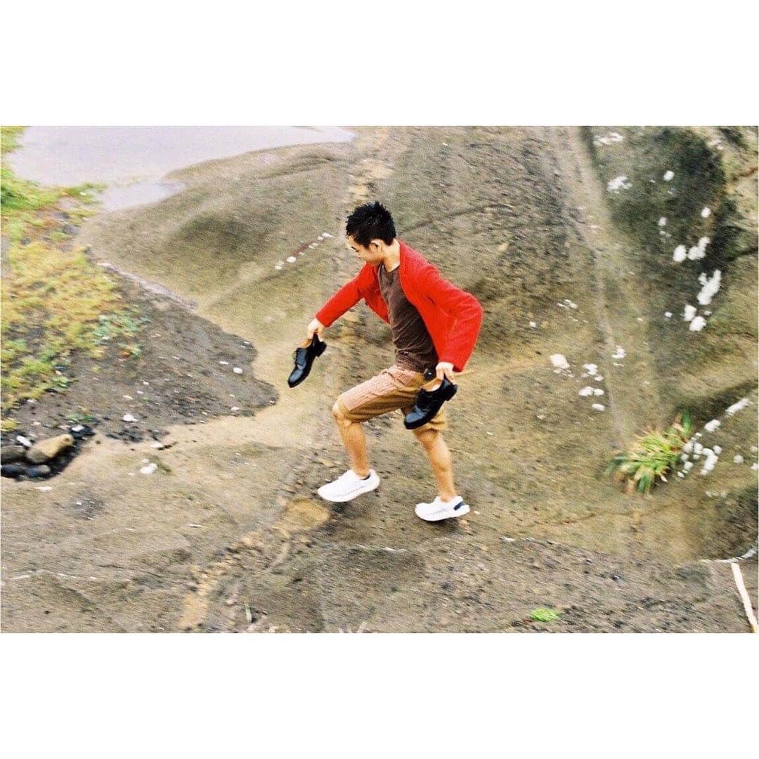 須賀健太のインスタグラム：「どこにぶつけたかも分からない傷が体に増えてきていますが それだけでは布団から出ない理由にはちと足りないので。 おはようございます。  最近写真撮れてないなぁ」