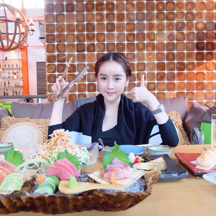 Season Popのインスタグラム：「Iki Japanese Style Dining 🍣 ร้านอาหารญี่ปุ่นสูตรดั้งเดิม มีเมนูให้คุณเลือกหลากหลาย พร้อมเสิร์ฟให้คุณ 🍱🍢🍛 #bangkok #dinner @iki_japanese_style_dining #ikijapanesestyledining #japaneserestaurant#Thai#instagood#seasonpop @shertin 」