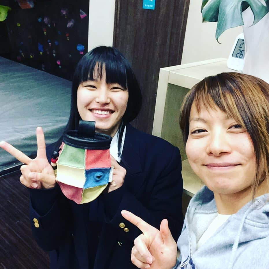 細野かおりさんのインスタグラム写真 - (細野かおりInstagram)「神奈川県厚木市のLampにて 岐阜県飛騨市のEIGHT-ROCK発 nuegarajuaの仲間に出会った！！！ 皮の質感も良くカラフルで、私も気に入ってた子だったから再会に驚き！ 名前つけて可愛がってくれるって( ´ ▽ ` )次に会うコンペでうちのシロちゃんとご挨拶しなきゃね。  #Lamp #EIGHTROCK #生きてるチョークバック #nuegarajua」1月21日 0時28分 - hosonokaori