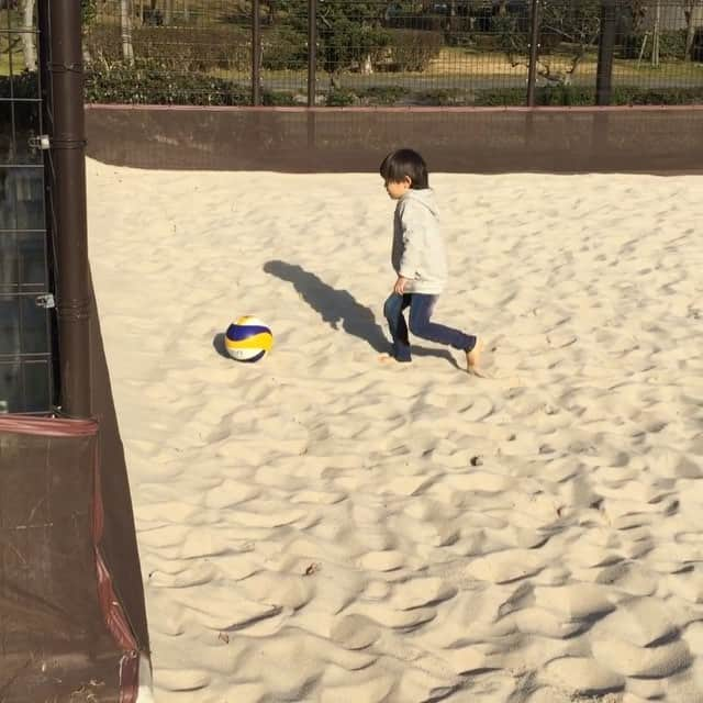 菅山かおるのインスタグラム：「ボール拾い🕶🏐 #ビーチバレー #兄弟」