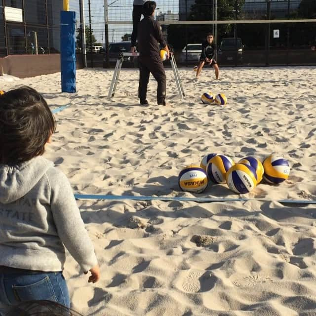 菅山かおるのインスタグラム：「ボール拾い🏐😂 #ビーチバレー #弟 #バレーボール大好き」