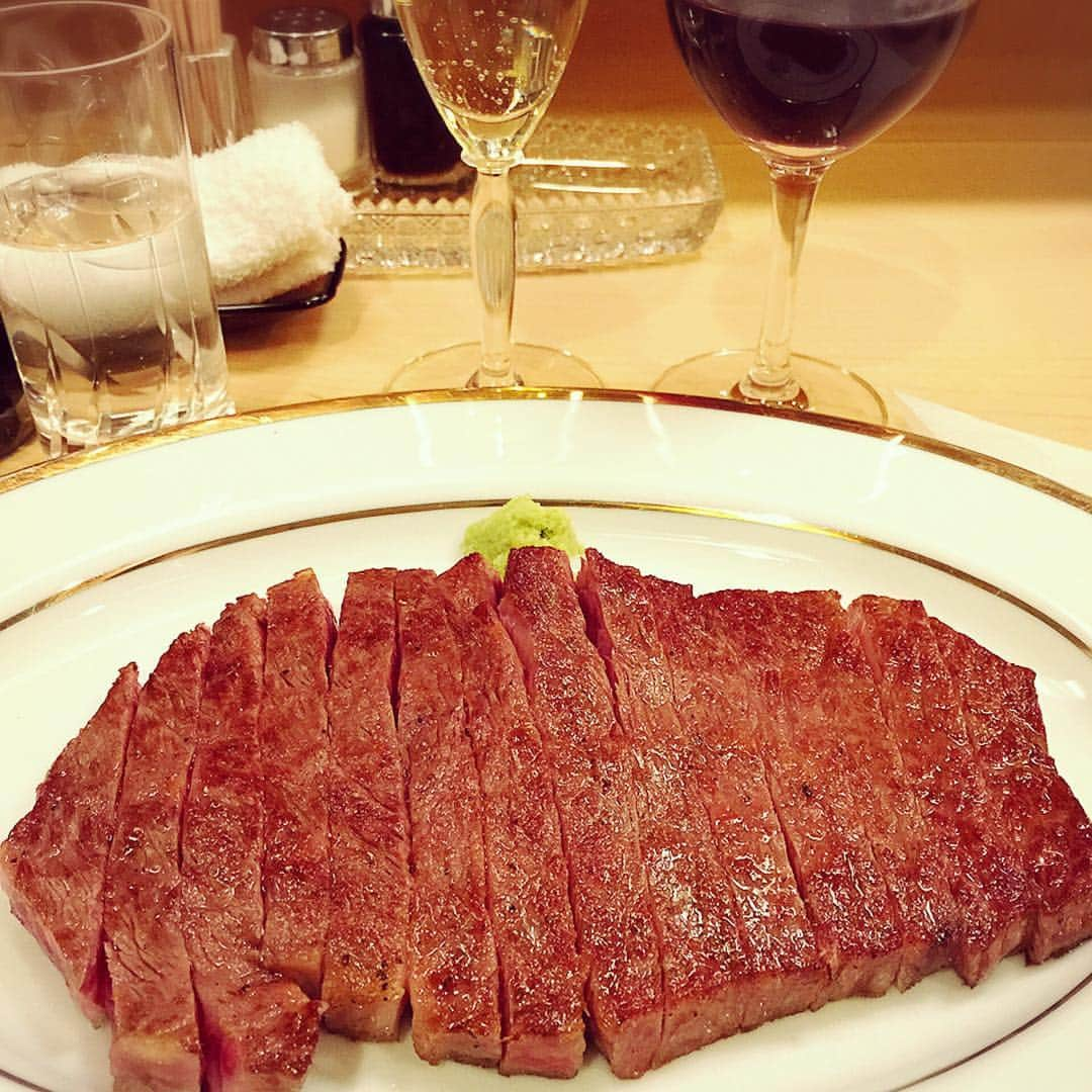 濱田めぐみさんのインスタグラム写真 - (濱田めぐみInstagram)「20周年のお祝い^_^  #肉 #ステーキ  #suteki  #美味シイ」2月16日 12時14分 - megumi_hamada