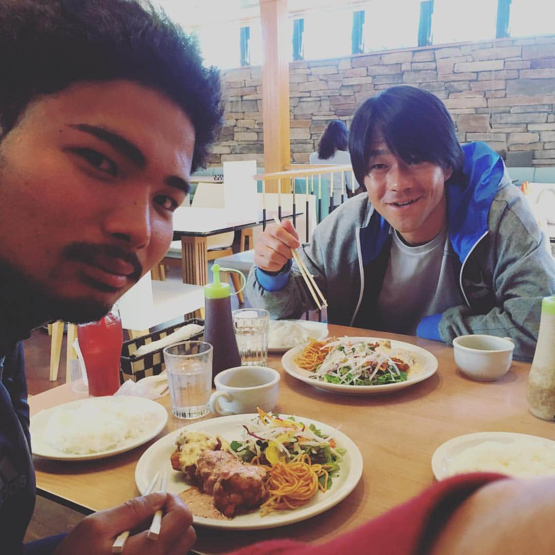 嶺岸佳介さんのインスタグラム写真 - (嶺岸佳介Instagram)「2人に勧められてインスタはじめてみました ザキさんとアキラとチキン南蛮」2月16日 12時54分 - minessandro