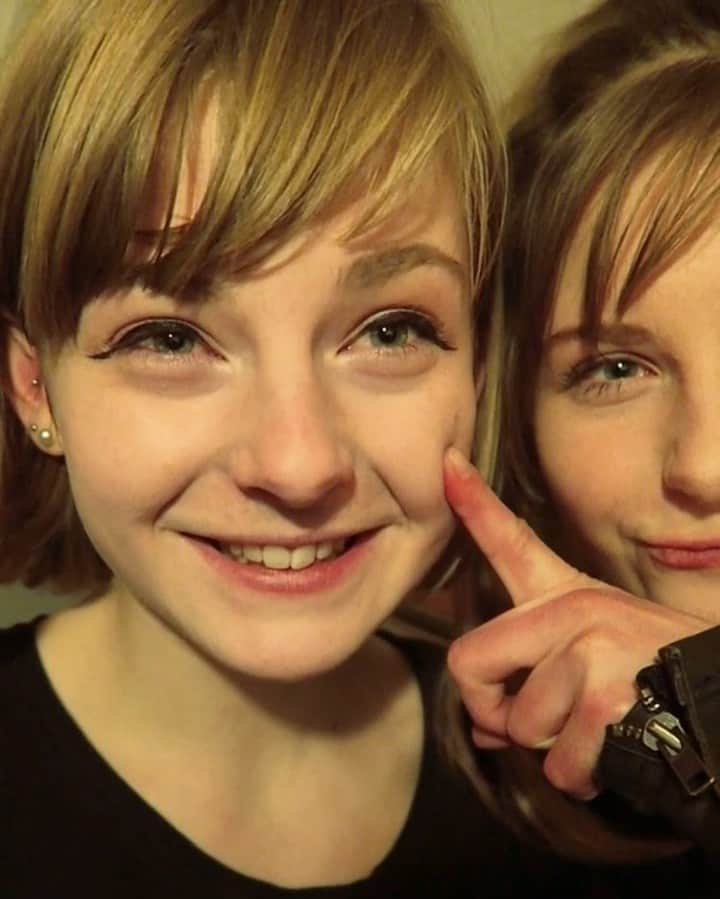 Ella Freyaのインスタグラム：「👭💕 being forever silly @faunusilva_ #sisters #twins #dutch #selfie #selstagram」