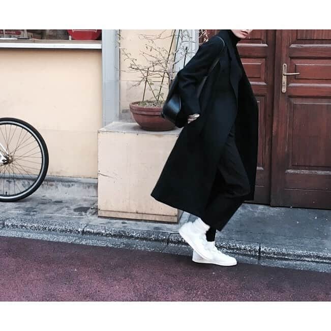 斎藤寛子のインスタグラム：「#UNIQLO ▪️▫️▪️* UNIQLO&LEMAIREのコートは、濃紺だけど、モノトーンっぽく着た日でした♪* * #2月17日 #明日はスタイルブック発売日📖💕#ドキドキ #hirokoSTYLE  #coordinate #ootd #outfit #uniqlo#ZARA#adidas」
