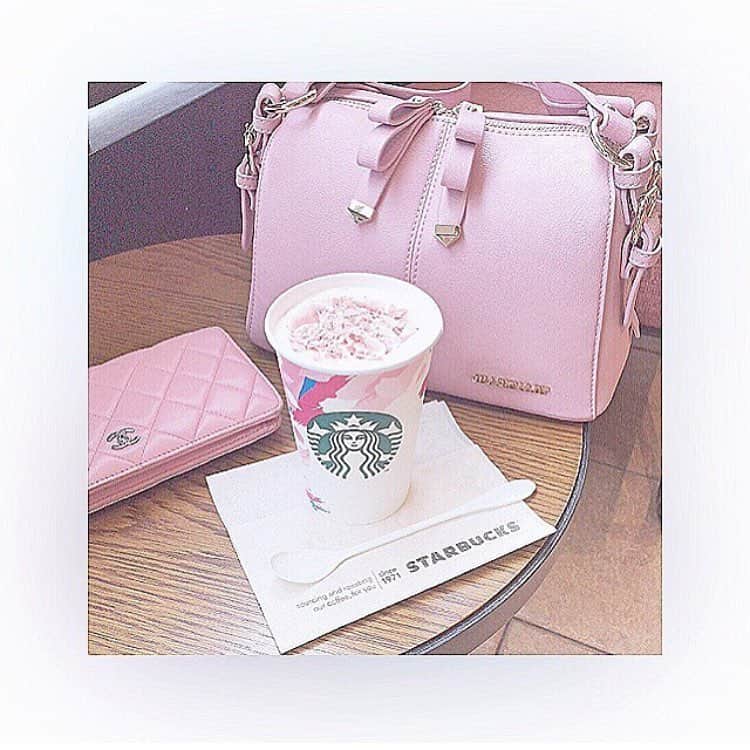 Candypot のインスタグラム：「* regram▷（（ @m___xoxo_ ） * 2/15から新登場したスタバの新作 さくらブロッサム&ストロベリーは もうチェックした？🌸🍓 * 世界で日本だけのこのスペシャルメニューは 和菓子のような上品なテイストで 毎年大人気💭💓 * スタバから桜シリーズがでると 春の訪れを感じますね🎎🌷 * #regram #repost #CandyPot #キャンディポット #スタバ #スターバックス #スターバックスコーヒー #コーヒー #さくらブロッサム&ストロベリーラテ #スタバ新作 #さくら #ストロベリー #シャネル #ジルスチュアート #ピンク #可愛い #starbucks #starbuckscoffee #coffee #sakura #latte #strawberry #chanel #jillstuart #pink #cute」