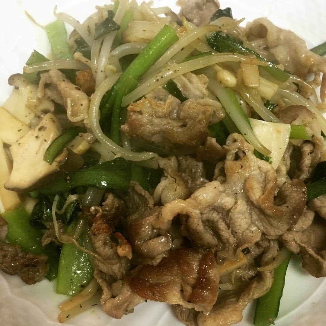 鈴華ゆう子のインスタグラム：「忙しいので簡単に炒め物で。食べたらいてきまーす。 I cooked for my brunch.」