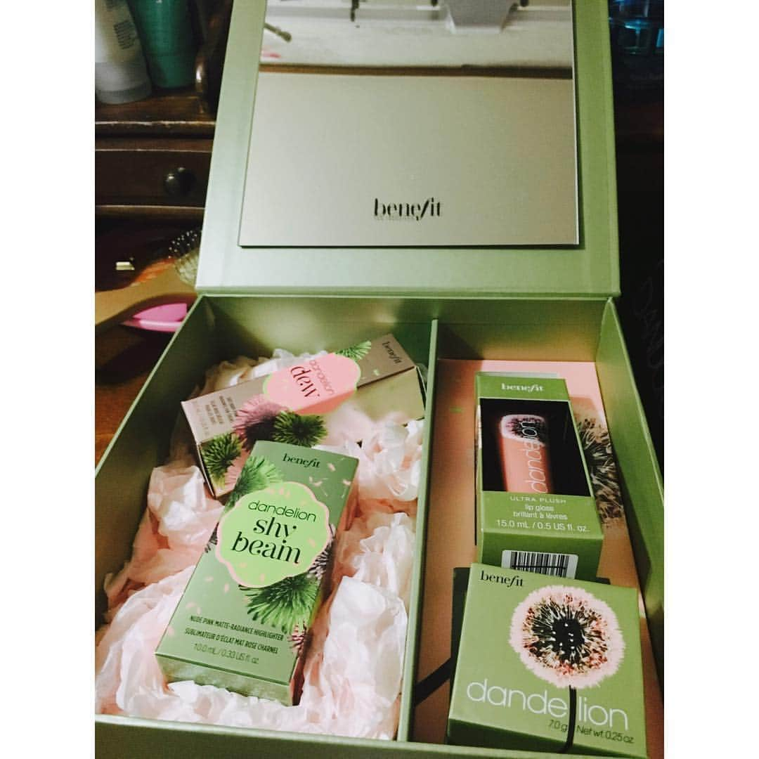 G.NAのインスタグラム：「#benefit #thankyou #dandelion #shybeam #베네피트 #단델리온샤이빔 #감사합니다 💋」