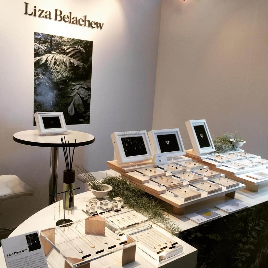 リザ べラチュウのインスタグラム：「Trade show "rooms32" has just started! The booth concept "Jungle x Jungle" 🌴🌲🌳🌿✨💍 our booth location A-19 hope to meet you soon😉  #rooms32 #tradeshow #fashionista #fashion #jewelry #lizabelachew #jewellery #vmd #rooms #リザベラチュウ #ジュエリー」