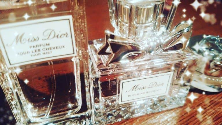 星野ナミのインスタグラム：「Diorの香水とヘアミスト良い香り💗 #dior  #kosui  #ヘアミスト」