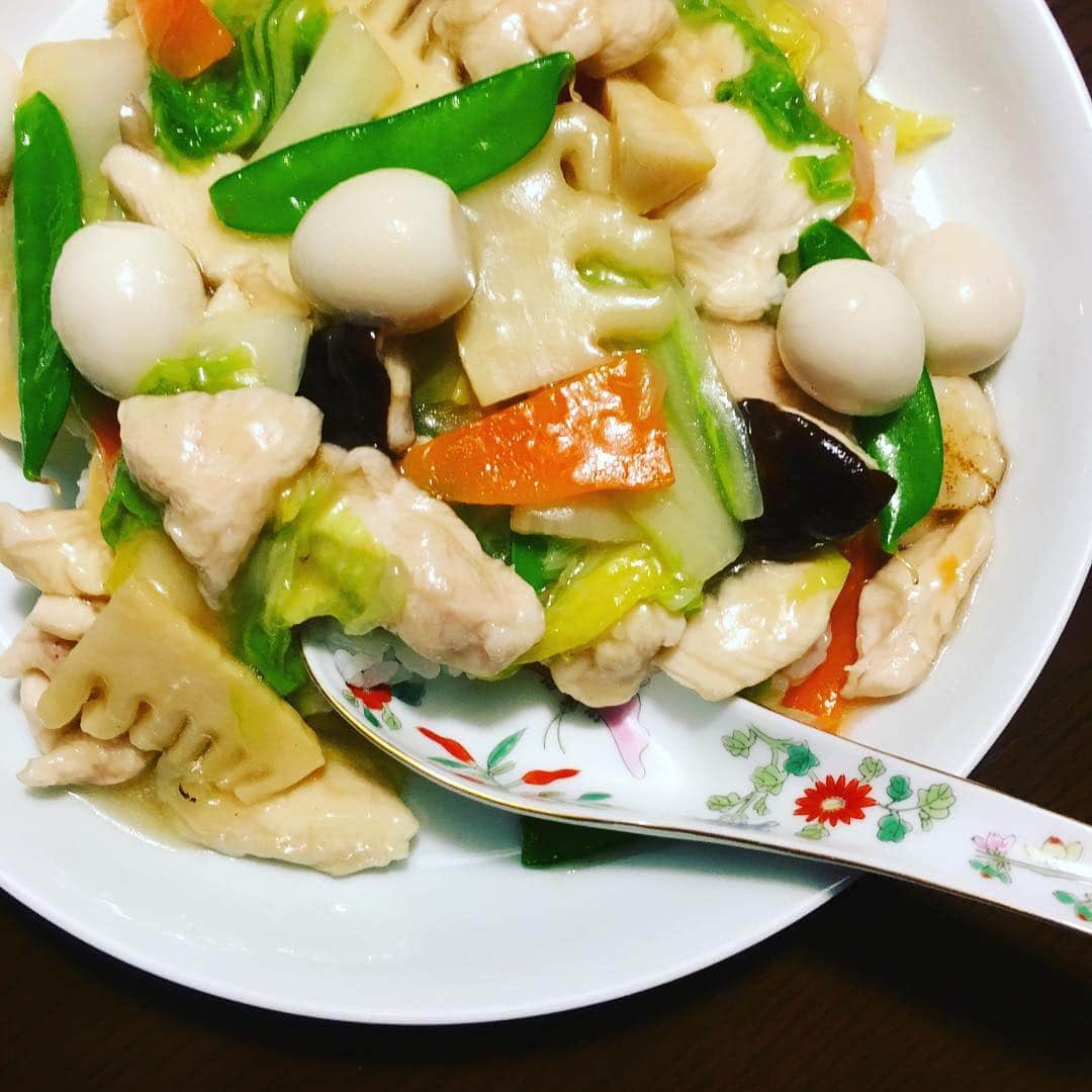 志摩有子さんのインスタグラム写真 - (志摩有子Instagram)「体調弱り気味な時はトロンとあんかけを欲して中華丼。具はあり合わせで冷蔵庫の鶏ささみと野菜で。炒めず湯通しして最後にトロミをつけた調味料と合わせるから脂っこくならない。家で作るとうずらの卵を好きなだけ楽しめる‼︎ #晩ごはん #中華丼 #あんかけ #うずらの卵Love」2月17日 20時56分 - ariko418