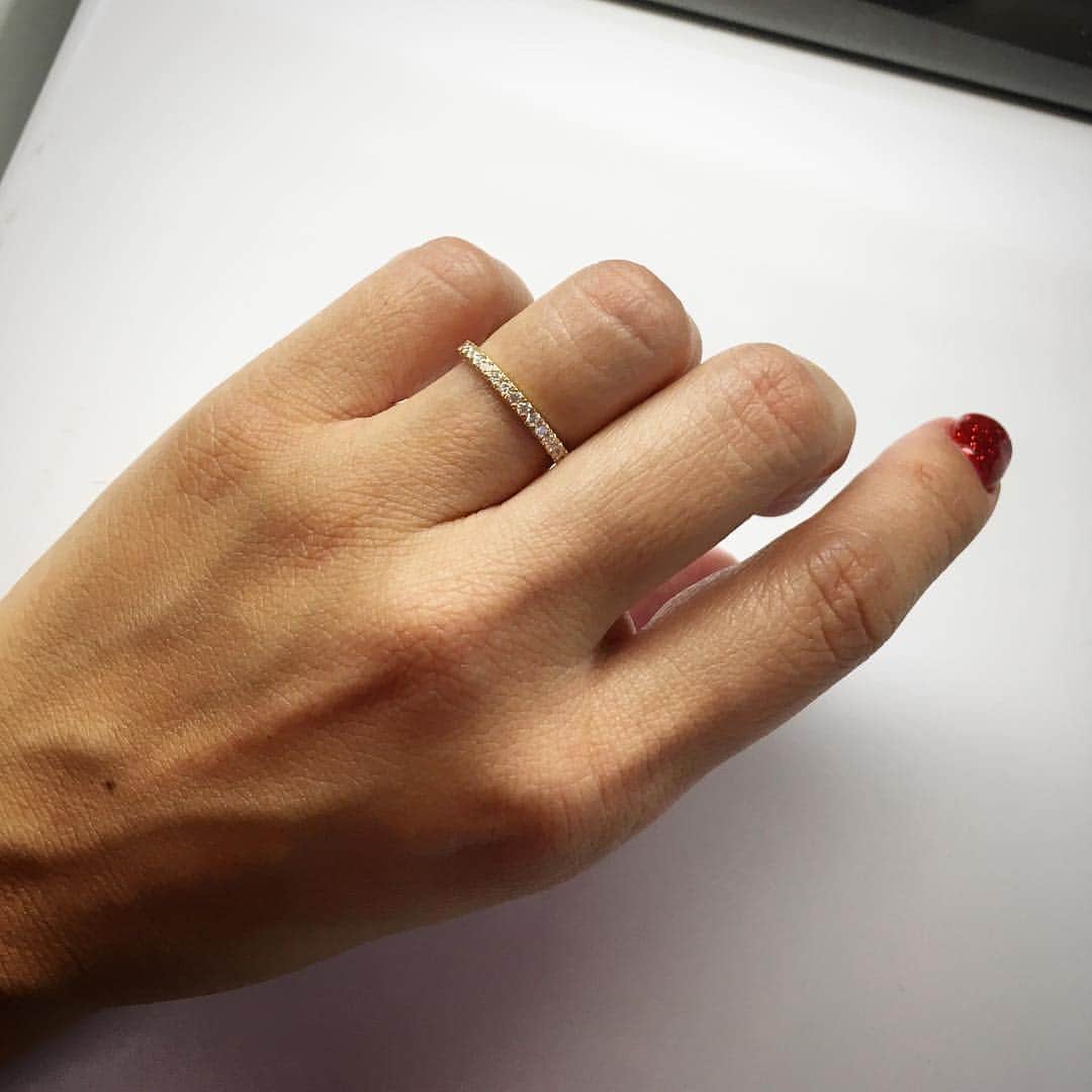 バイリンガル3兄妹さんのインスタグラム写真 - (バイリンガル3兄妹Instagram)「実は結婚記念日に、無くしていた指輪を新しく買っていただきました♡  小さなダイヤが並んだ細いゴールドのリングです。ずっとゴールドが欲しかったので毎日眺めるほど気に入っています。  一緒にスイートテンダイヤモンドかもん！と願ってくれていたフォロワーさんもいてくれたので、報告までに♡  今までつけていた婚約指輪はプラチナ台なのでそちらもゴールドに統一してアップグレード予定です♡  重ね付けできる日が楽しみ♡  #どうでもいい話ですいません #やっぱりゴールドが好き #ハーフエタニティ #結婚10周年」2月17日 23時38分 - yucgram