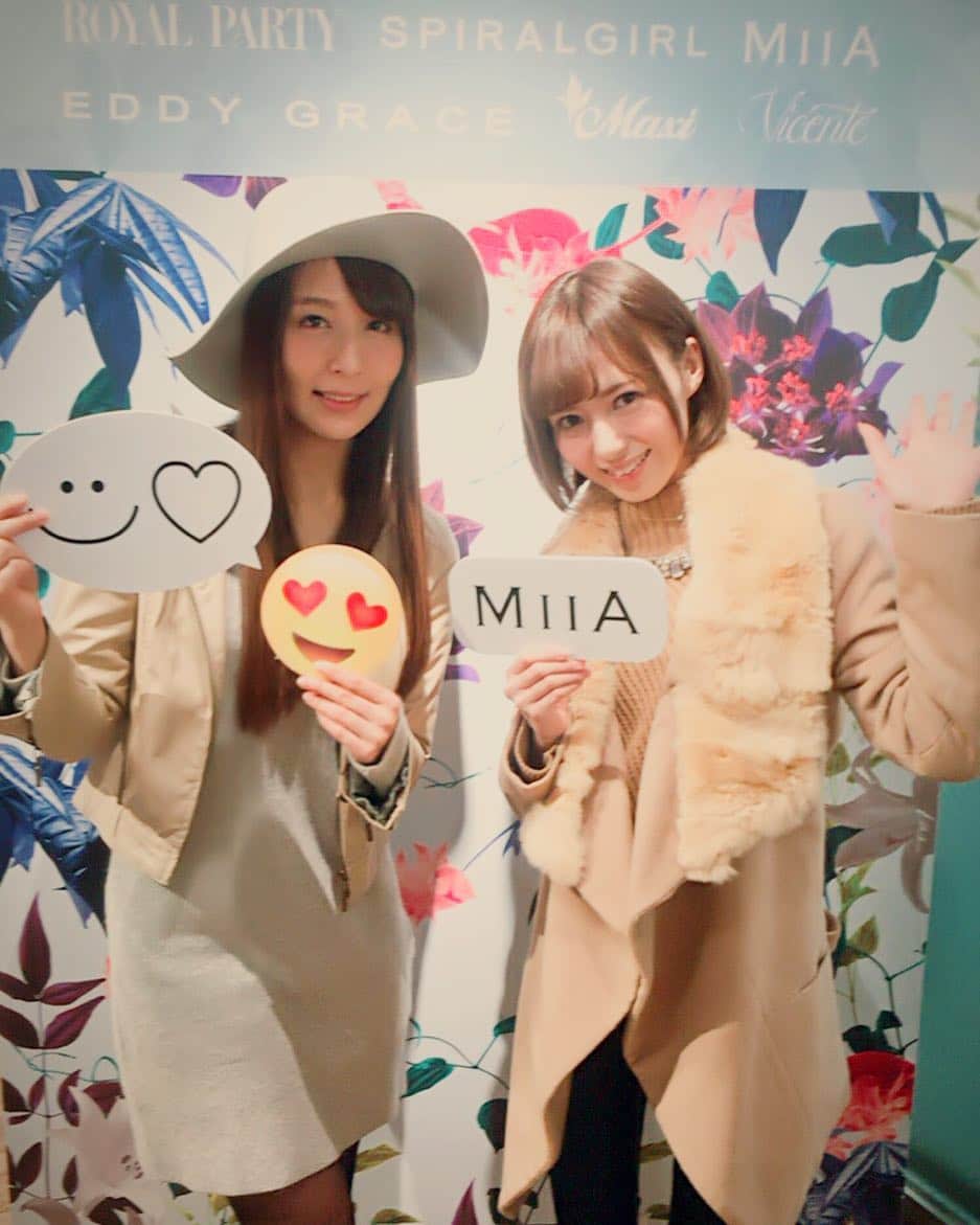 希志あいののインスタグラム：「MIIAの展示会に行ってきましたー💓 久しぶりのジェシちゃん✨ 会った瞬間の挨拶はあけおめ！！！笑 オシャレ可愛い服いっぱいでした💖  コートもMIIAだよーう☝️🎶 #MIIA #春夏 #大人可愛い  #希崎ジェシカ」