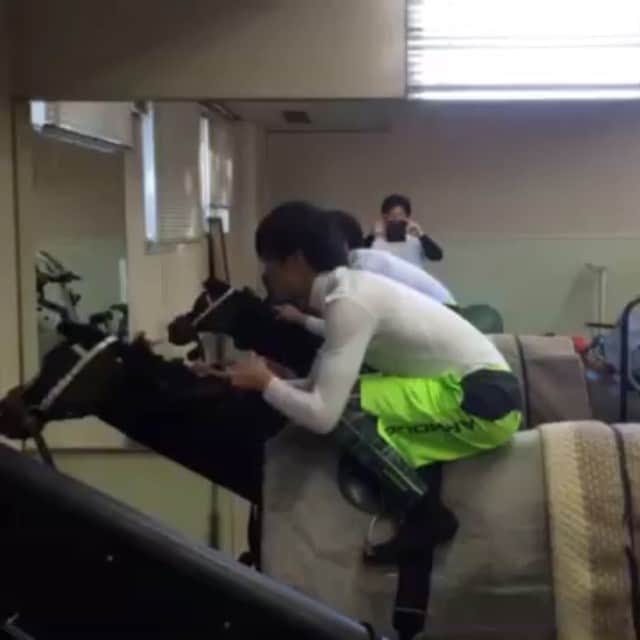 松田大作のインスタグラム：「おいとー！  木馬トレーニングψ(｀∇´)ψ  #トレーニング #木馬 #ジョッキー#騎手」
