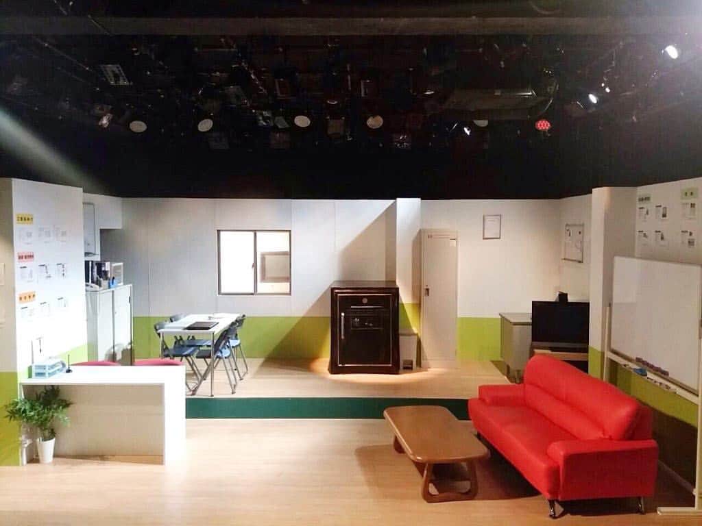 水崎綾のインスタグラム：「#プライム輪舞曲 舞台セット♪ 不動産屋さんです( ´ ▽ ` )ﾉ #初めてtwitterと連動してみる #あとで舞台オフショットまとめて #ブログに載せよう」