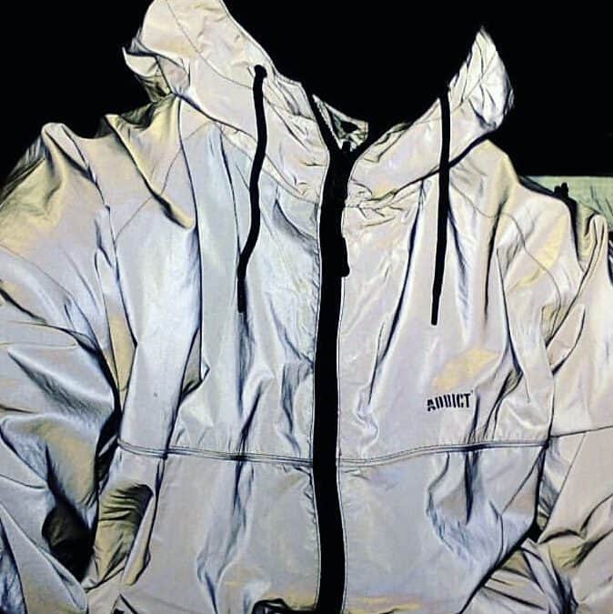 アディクトのインスタグラム：「Stand out in a crowd and glow up in our reflective windcheater. Now half price - check the link in our bio for all our latest deals. #streetwear #glow #style 📷: @p.nut」