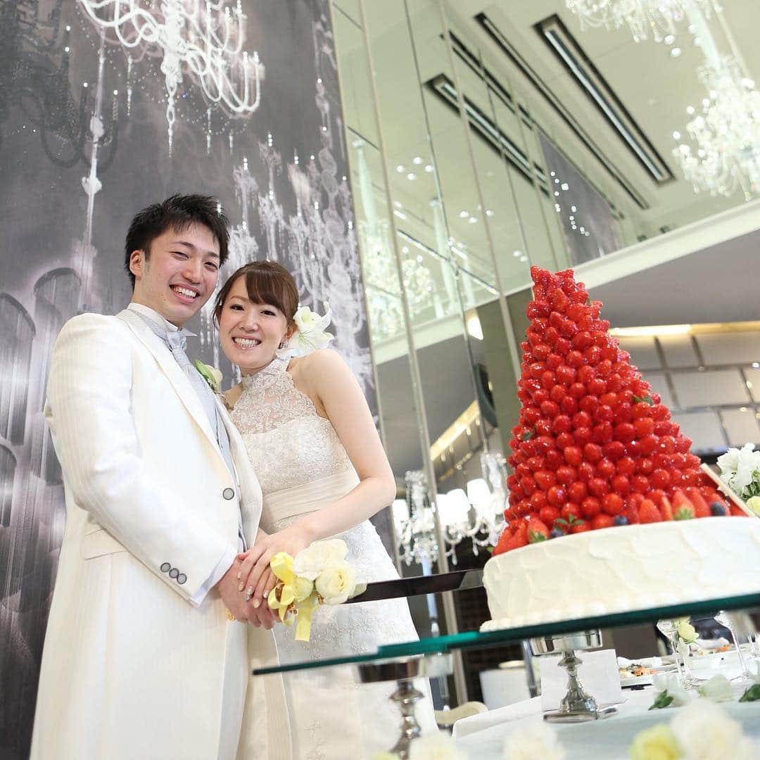 結婚しよう。プロジェクトのインスタグラム：「ケーキ入刀での一枚！  #ストリングスホテル名古屋 #アートグレースウエディングスクエア #結婚しよう」