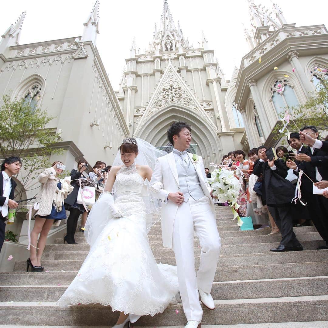 結婚しよう。プロジェクトのインスタグラム：「大階段でのフラワーシャワー  #ストリングスホテル名古屋 #アートグレースウエディングスクエア #結婚しよう」