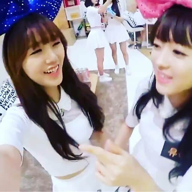 のインスタグラム：「This two dorks are so adorable 😂❤ btw keep posting vídeos bc no updates 😭 #OHMYGIRL#OMG#YOOA#유아#MIMI#WMENT#KPOP」