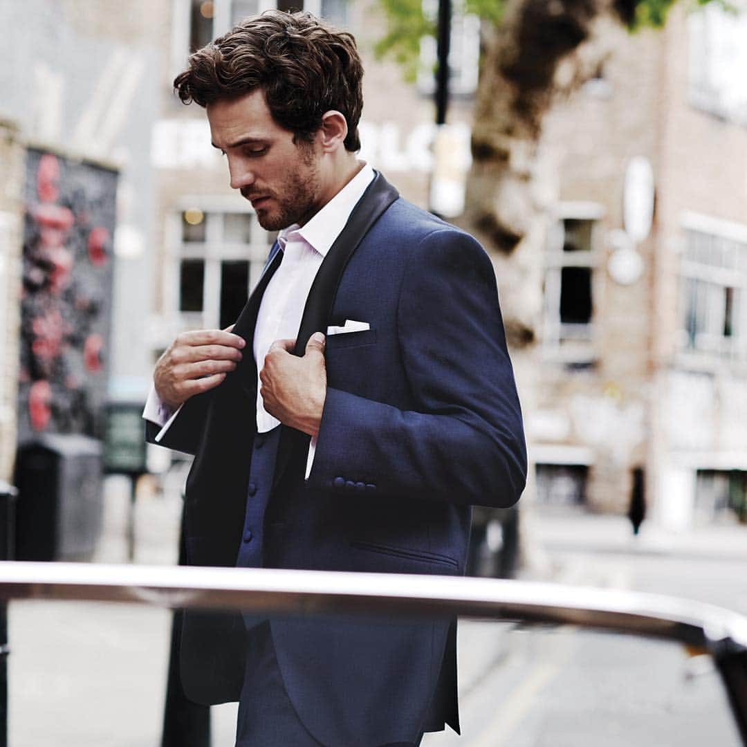 オースチンリードのインスタグラム：「Quality suiting in British and Italian cloths #austinreed #tailoring #suit #fblogger #aw15 #menswear」