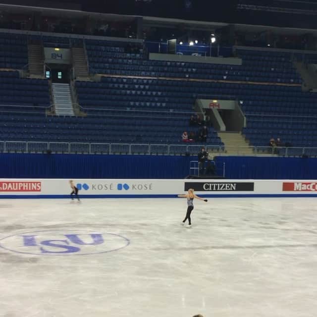 ヴィクトリア・ヘルゲソンのインスタグラム：「Superbra träning av @joshihelgesson idag! Ikväll är det lottning och imorgon startar tävlingarna! #hejajoshi #skatesweden #ecbratislava 」
