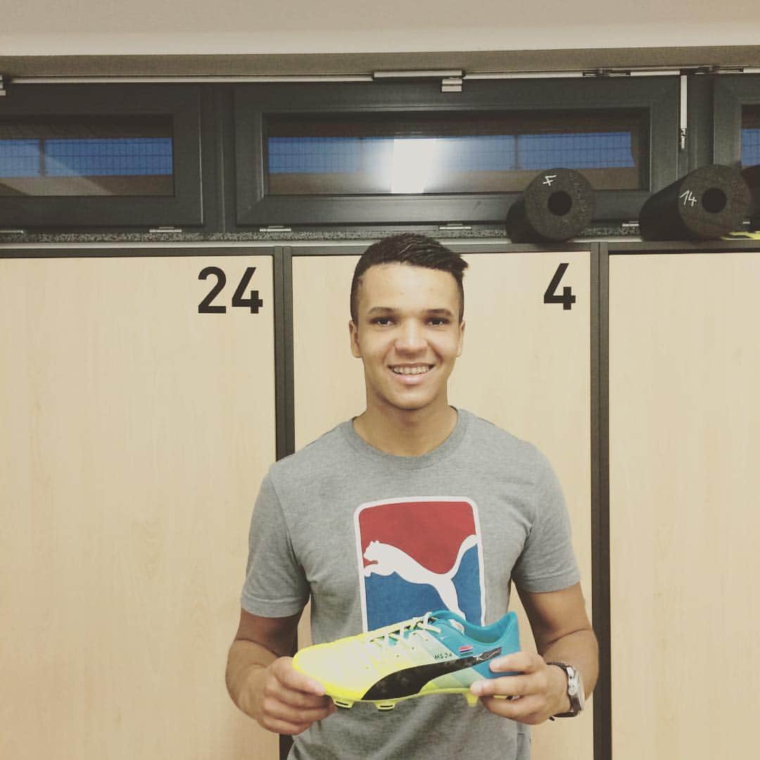 マリアン・ザーのインスタグラム：「Danke PUMA für meine neuen Schuhe 🔥 ⚽️ #choosepower   @pumafootball 」