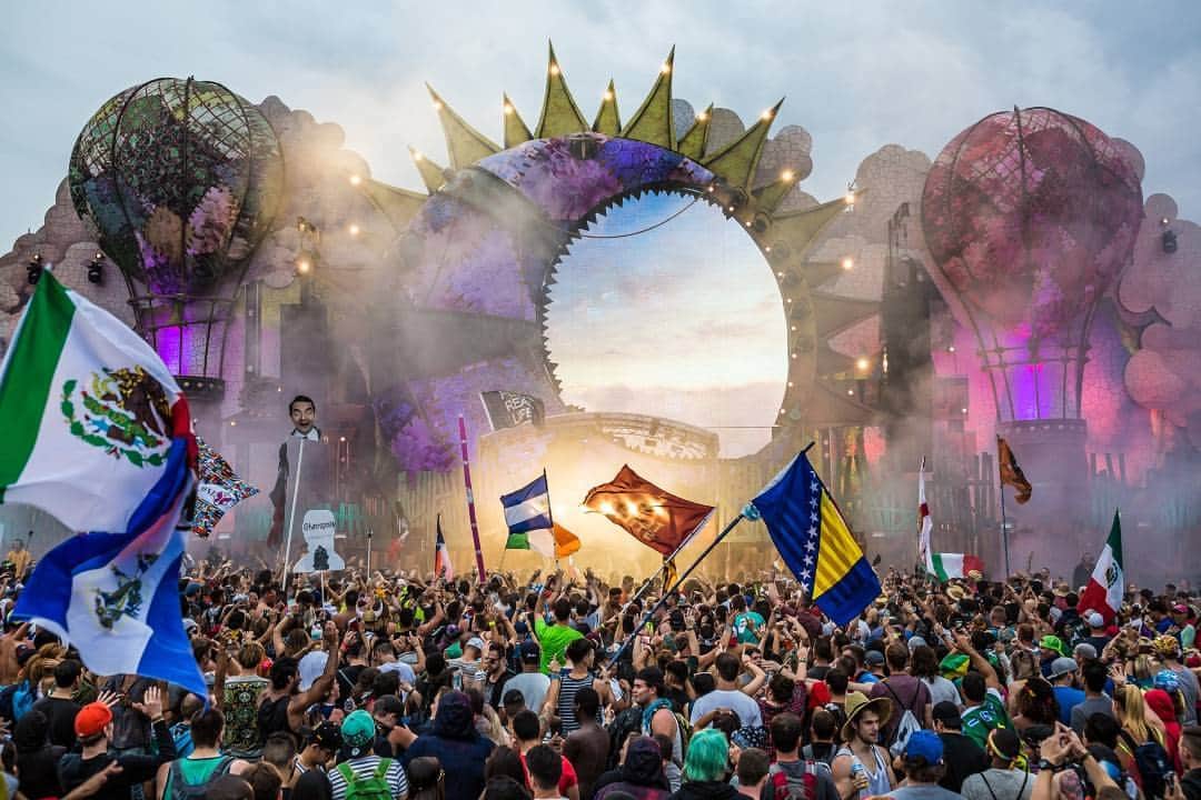 TomorrowWorldのインスタグラム：「The Gathering vibe. #TomorrowWorld #DreamVille 」