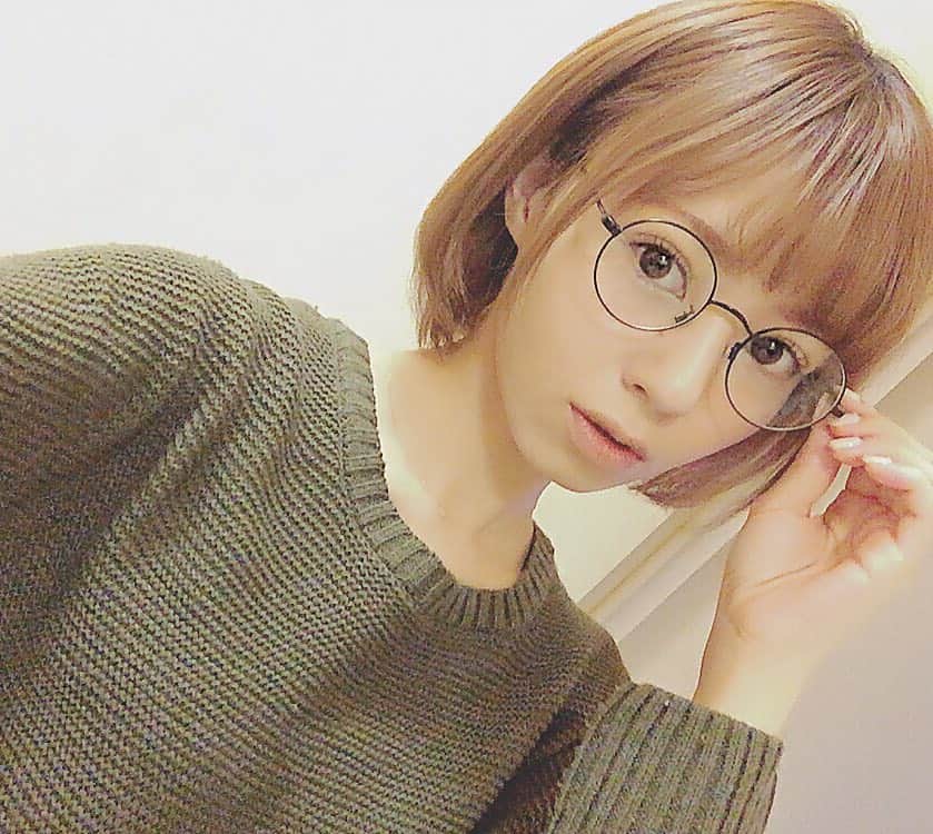 希志あいののインスタグラム：「丸メガネ🤓 #メガネ女子 」