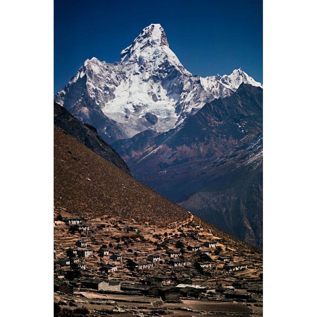 スティーブ・マカリーさんのインスタグラム写真 - (スティーブ・マカリーInstagram)「Ama Dablam, a mountain peak in eastern Nepal, is one of the most majestic mountains in the world. The main peak is 22,349 ft. and the lower peak is 20,243 ft.  Popular with climbers, it was first summited in 1961.」1月27日 23時36分 - stevemccurryofficial